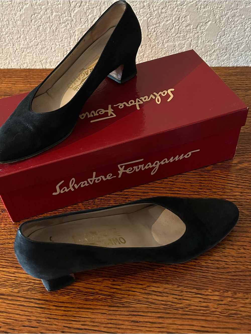 Classic Salvatore Ferragamo ‘Dublino’ Black Pointed-Toe Leather Pumps, Size 7